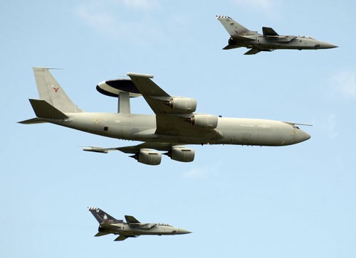 “Tấm khiên” bay Boeing E-3 Sentry giữa 2 máy bay chiến đấu - Ảnh: Adrian Pingstone